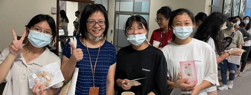 宿舍活動學務長與學生合照